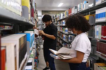 Imagem Biblioteca estantes de livros