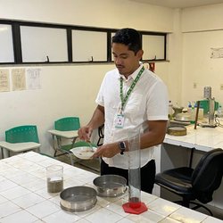 Na imagem vemos o professor no laboratório, trabalhando com equipamentos da pesquisa