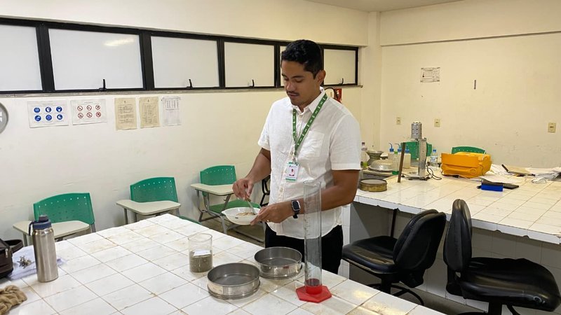 Na imagem vemos o professor no laboratório, trabalhando com equipamentos da pesquisa