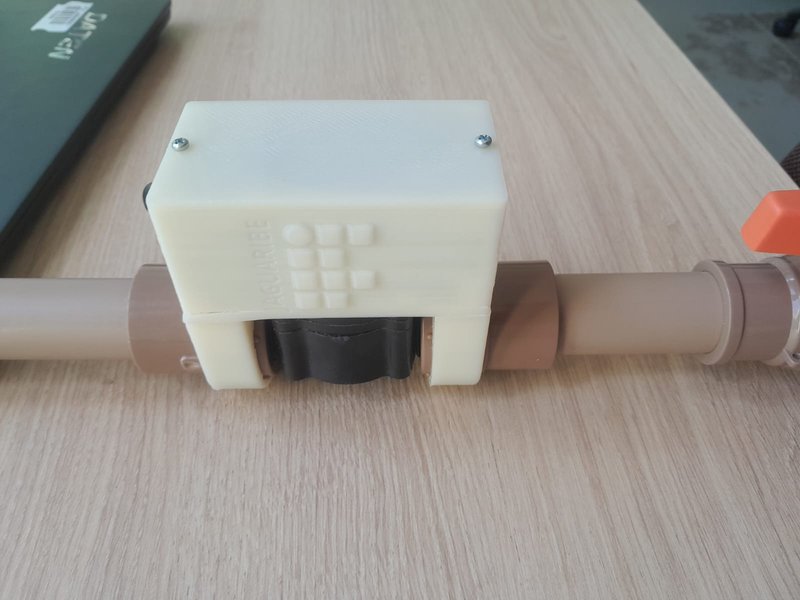 Microcontrolador (na caixa branca) e sensor de fluxo (preto) compõem a peça