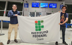 Professor João Garcia e estudante Erick momentos antes do embarque