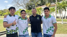 Levi, Renato e Guilherme com o professor Regiopídio