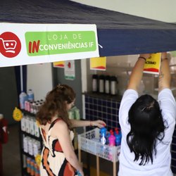 Loja expõe criticamente as violências étnico-raciais e de gênero praticadas no cotidiano (Foto: divulgação)