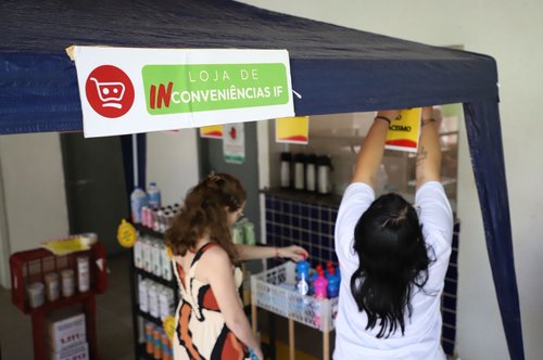 Loja expõe criticamente as violências étnico-raciais e de gênero praticadas no cotidiano (Foto: divulgação)