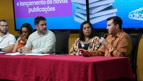Mesa-redonda com autores