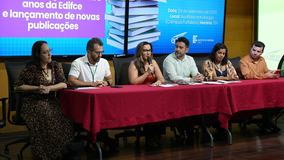 Mesa-redonda com autores