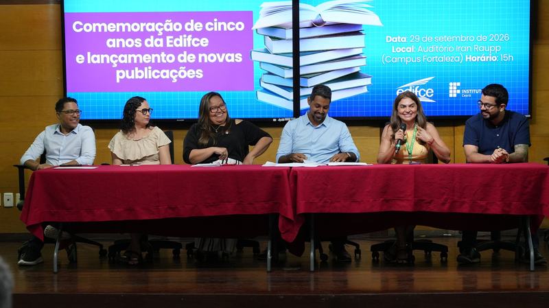Autores dos livros apresentaram suas obras ao público presente