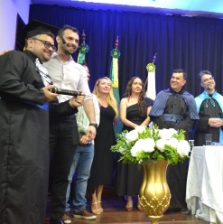 Momento da entrega dos diplomas simbólicos