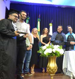 Momento da entrega dos diplomas simbólicos