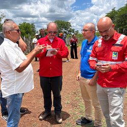 Equipes da ANP e Semace ouviram o relato sobre a perfuração do poço (Foto: Marcelo Andrade/IFCE)