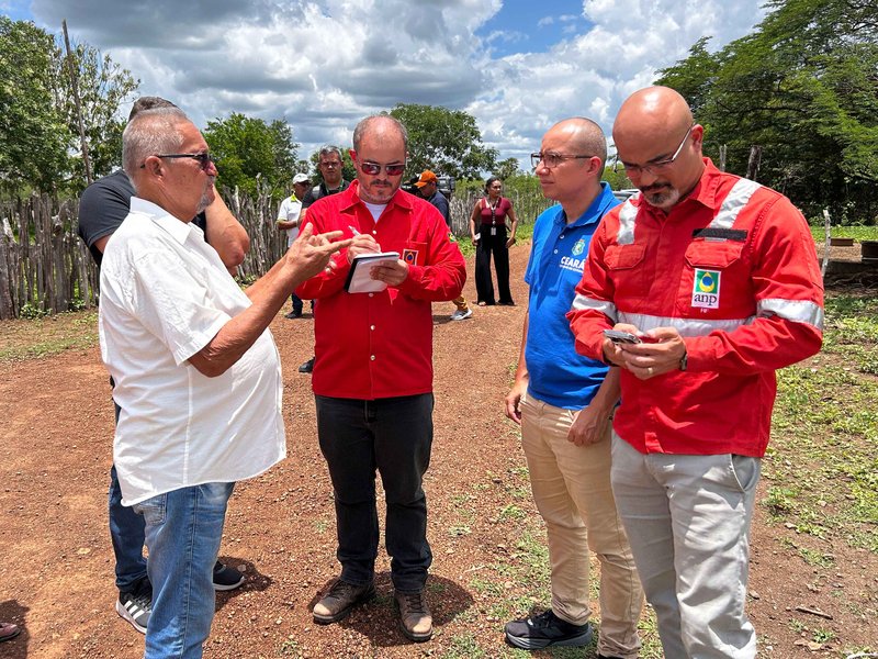 Equipes da ANP e Semace ouviram o relato sobre a perfuração do poço (Foto: Marcelo Andrade/IFCE)