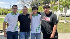 Pedro Henrique, Victor Emanoel e Leonam Chrystopher com o professor Regiopídio