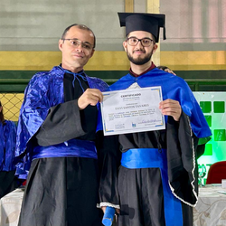 O certificado foi entregue a Davi Tavares pelo professor Guilherme Esmeraldo na cerimônia de colação de grau
