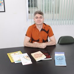 Professor Kelson Oliveira vence Prêmio Nacional de Literatura Infantil