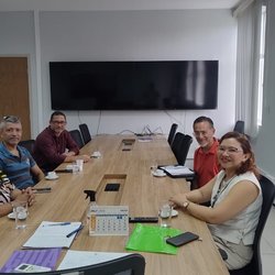 Professores do IFCE e de universidade Tucumán reunidos para debater cooperação acadêmica