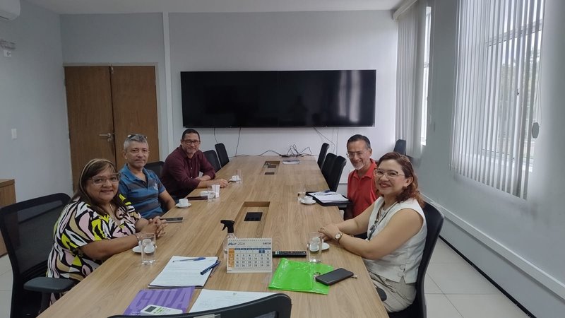 Professores do IFCE e de universidade Tucumán reunidos para debater cooperação acadêmica