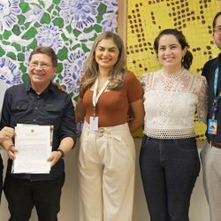 Representantes do IFCE e SEBRAE firmam acordo. Foto: SEBRAE/CE