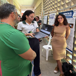 Estudante apresenta pesquisa
