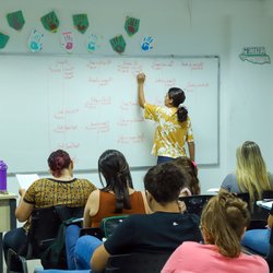 Tabuleiro do Norte - Professora e alunos em sala de aula