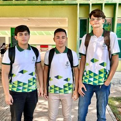 Tabuleiro do Norte - Alunos com mochila no campus