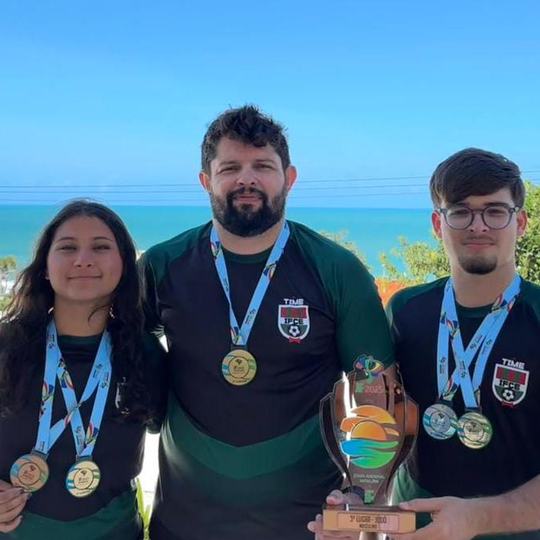 Treinador Sávio Mirelly e judocas Laís Brito e Gláuber Portela