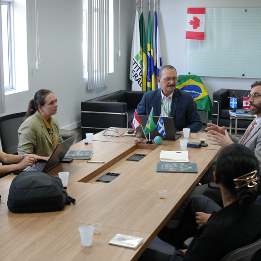 Representantes do IFCE e do Governo da Província de Québec durante reunião institucional realizada na Reitoria, em Fortaleza.