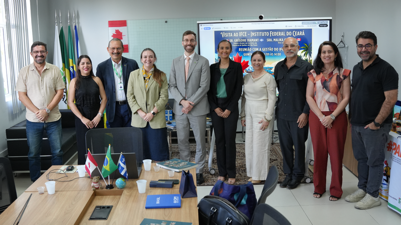 Representantes do IFCE e do Governo da Província de Québec durante reunião institucional realizada na Reitoria, em Fortaleza.