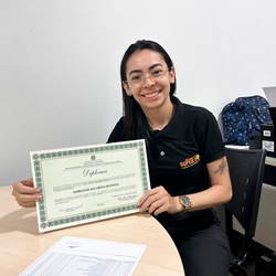 Tabuleiro do Norte - Estudnate segurando o diploma