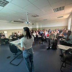 Bárbara Fiorio apresentando trabalho 5º Encontro Nacional do Programa Nacional de Alimentação Escolar (Pnae)
