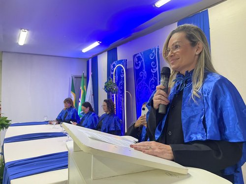 Paraninfa da turma de Gastronomia professora Josefranci Farias