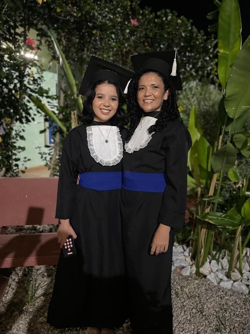 Mãe e filha colam grau juntas