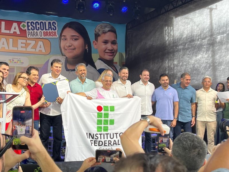 Assinatura da ordem de serviço dos novos campi do IFCE em Fortaleza (Foto: Divulgação IFCE)