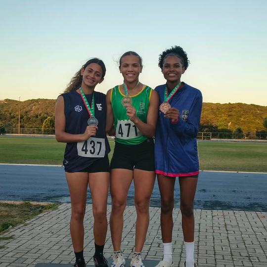 Maria Dáfine, ao centro, foi ouro nos 200m rasos (Foto: divulgação)