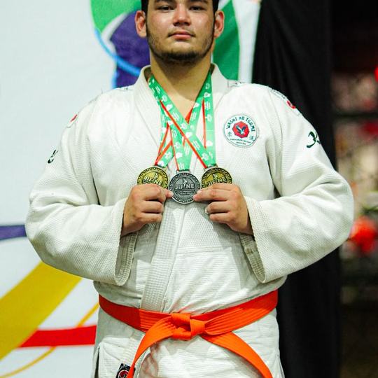 João Victor saiu com dois ouros e uma prata dos JIF (Foto: divulgação)