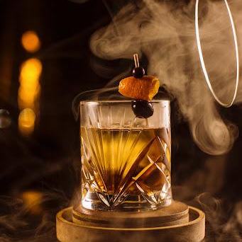 Defumação na coquetelaria e drinks autorais