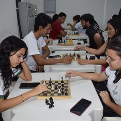 Estudantes jogam xadrez