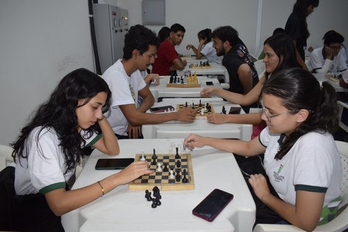 Estudantes jogam xadrez