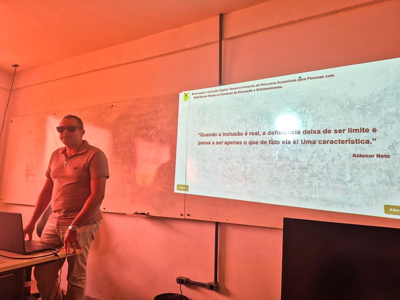 Aldenor Neto durante a apresentação de defesa do TCC. Imagem: arquivo pessoal