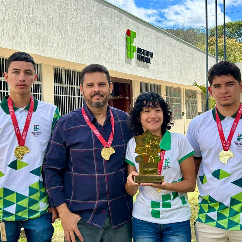 Brendo, Ana Clara e Fernando foram orientados pelo professor Abner Girão