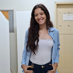 Ana Carolina é aluna de Letras Português/Espanhol