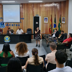 Professora Antônia discorrendo sobre a obra