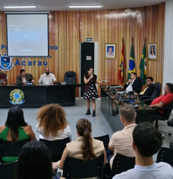 Professora Antônia discorrendo sobre a obra