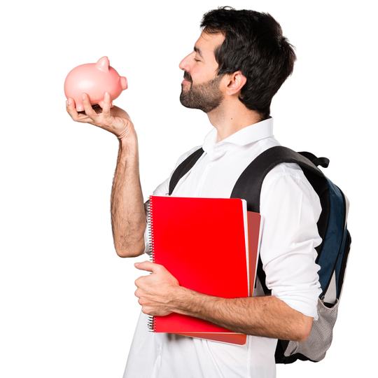 Homem de camisa branca com mochila e livro na mão, segurando um cofre em formato de porquinho na outra mão.