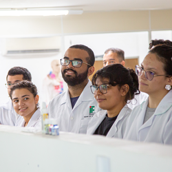 Alunos do campus Maracanaú em laboratório