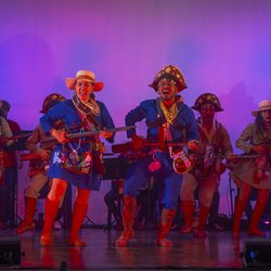 Apresentação do grupo Miraira no primeiro dia da bienal 2025