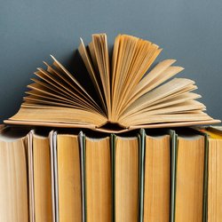Creative arrangement with different books (crédito: Freepik)