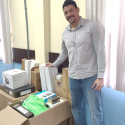 Diretor do campus de Acaraú recebendo os equipamentos e materiais