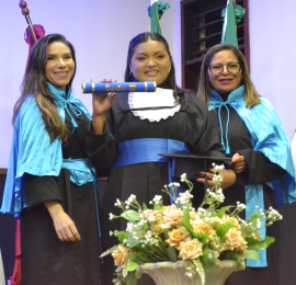 Momento de entrega dos diplomas simbólicos