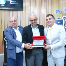 Professor João Vicente e Alex Castro, junto ao vereador Gleison Rodrigues