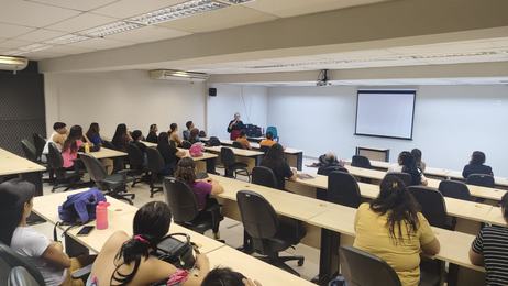 Alunas em sala de aula no curso de Desenhista de Produtos Gráficos Web ofertado no campus de Maracanaú. Foto: divulgação